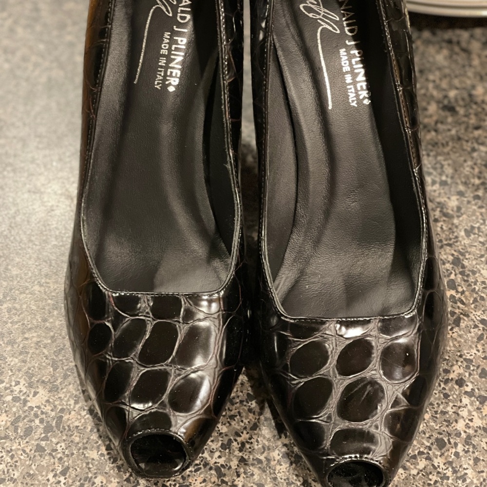 Donald J Pliner Couture peep toe shoes